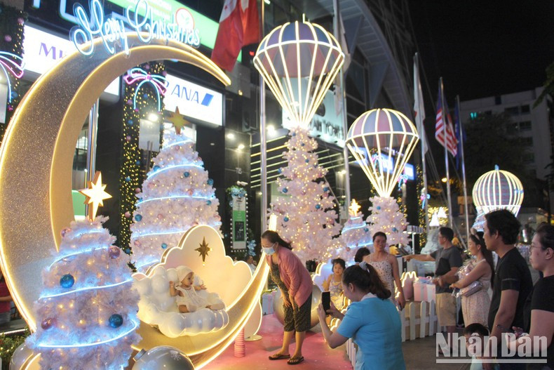 Los ciudadanos admiran las decoraciones espectaculares en la festividad. Los ciudadanos admiran las decoraciones espectaculares en la festividad.