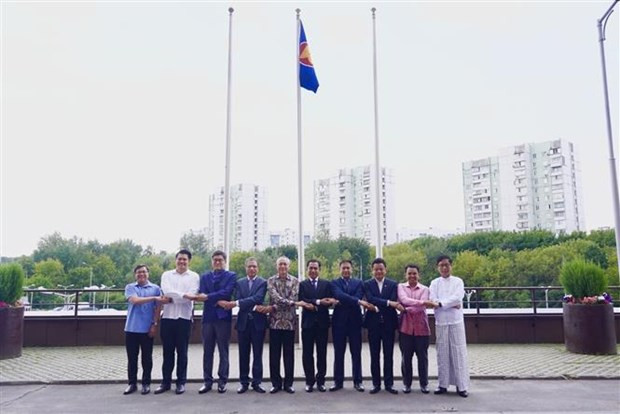 Embajadores y embajadores adjuntos de los países de la Asean en Rusia toman fotos de recuerdo con motivo del 56 aniversario de la fundación de la Asean. (Foto: VNA) Embajadores y embajadores adjuntos de los países de la Asean en Rusia toman fotos de recuerdo con motivo del 56 aniversario de la fundación de la Asean. (Foto: VNA)