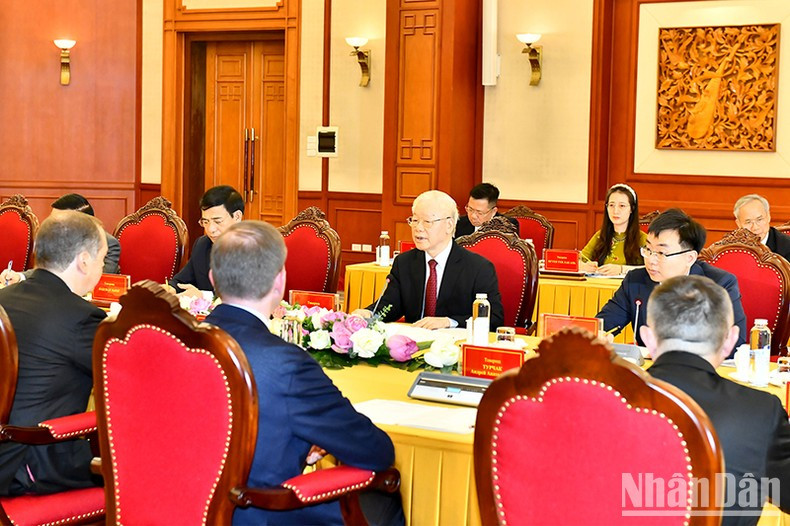 El máximo dirigente partidista de Vietnam habla en la reunión.