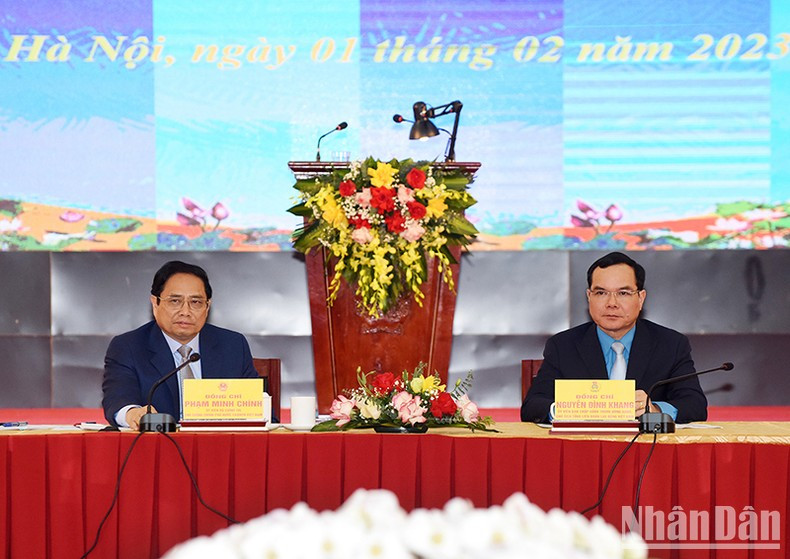 El premier Pham Minh Chinh precisa que hasta ahora, más de 68 millones de trabajadores y unos 1,41 millones de empleadores recibieron apoyo financiero por un valor de casi 104,5 billones de dong vietnamita. El premier Pham Minh Chinh precisa que hasta ahora, más de 68 millones de trabajadores y unos 1,41 millones de empleadores recibieron apoyo financiero por un valor de casi 104,5 billones de dong vietnamita.