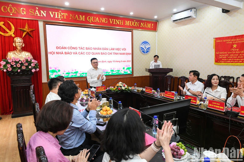 La delegación del periódico Nhan Dan sostiene un encuentro con representantes de la Asociación de Periodistas y los órganos periodísticos de Nam Dinh. La delegación del periódico Nhan Dan sostiene un encuentro con representantes de la Asociación de Periodistas y los órganos periodísticos de Nam Dinh.