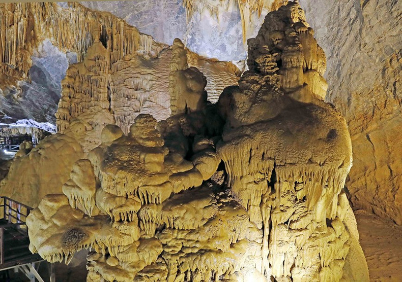 Hermosas formas de estalactitas en la cueva (Foto: VNA)