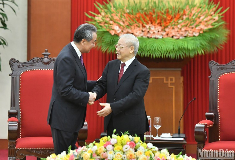 El máximo dirigente partidista de Vietnam, Nguyen Phu Trong y el diplomático chino, Wang Yi. El máximo dirigente partidista de Vietnam, Nguyen Phu Trong y el diplomático chino, Wang Yi.