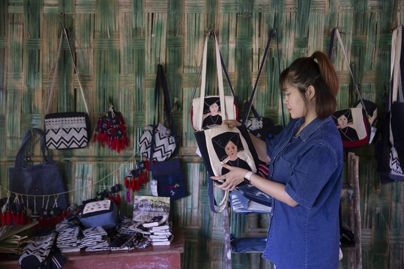 Los turistas compran productos de brocado de la etnia Yao Tien en la aldea Sung de la comuna de Cao Son, distrito de Da Bac, Hoa Binh. (Foto: VNA) Los turistas compran productos de brocado de la etnia Yao Tien en la aldea Sung de la comuna de Cao Son, distrito de Da Bac, Hoa Binh. (Foto: VNA)