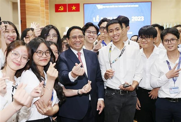 El primer ministro de Vietnam, Pham Minh Chinh, con estudiantes de la Universidad Nacional de Ciudad Ho Chi Minh (Fuente:VNA)