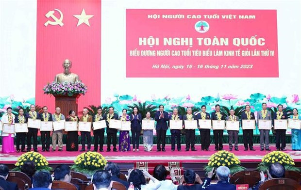 Personas mayores honrados en la ocasión por su logros en el campo económico. (Fuente: VNA) Personas mayores honrados en la ocasión por su logros en el campo económico. (Fuente: VNA)