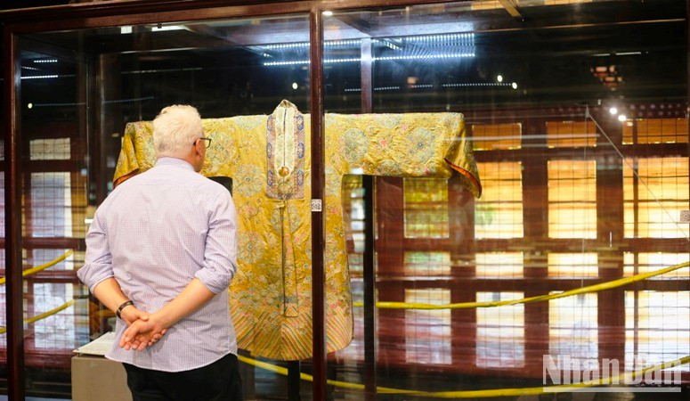 La muestra atrae la atención de numerosos especialistas extranjeros. La muestra atrae la atención de numerosos especialistas extranjeros.