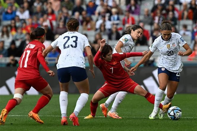 Una feroz competencia por el balón entre la mediocampista vietnamita Nguyen Thi Tuyen Dung (7) y la delantera estadounidense Trinity Rodman (20) en el partido. Foto: AFP/VNA Una feroz competencia por el balón entre la mediocampista vietnamita Nguyen Thi Tuyen Dung (7) y la delantera estadounidense Trinity Rodman (20) en el partido. Foto: AFP/VNA