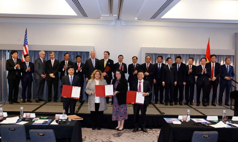 El presidente Vo Van Thuong presencia la entrega del Memorando de Entendimiento entre los socios vietnamitas y estadounidenses. El presidente Vo Van Thuong presencia la entrega del Memorando de Entendimiento entre los socios vietnamitas y estadounidenses.