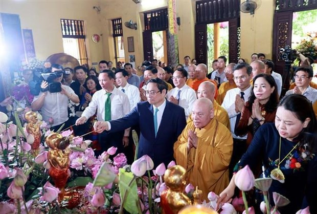 Los delegados realizan una ofrenda de inciensos en la pagoda de Quan Su, en Hanoi. (Foto: VNA) Los delegados realizan una ofrenda de inciensos en la pagoda de Quan Su, en Hanoi. (Foto: VNA)