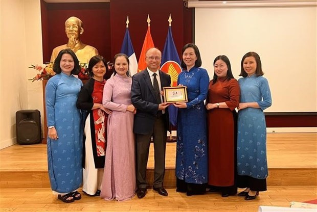 Representantes de la UMV se reúnen con representantes de la Embajada de Vietnam en Francia. (Foto: VNA) Representantes de la UMV se reúnen con representantes de la Embajada de Vietnam en Francia. (Foto: VNA)