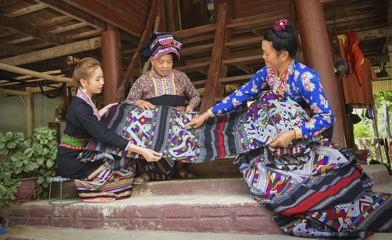 El brocado con motivos y estampados típicos del grupo étnico minoritario Lao en la provincia de Dien Bien. (Foto: VNA)