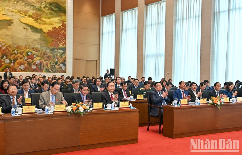 El presidente de la Asamblea Nacional de Vietnam, Vuong Dinh Hue y el subtitular Tran Thanh Man, otros vicepresidente del Parlamento y delegados.