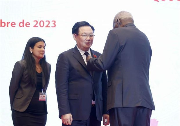 El presidente de la Asamblea Nacional del Poder Popular de Cuba, Esteban Lazo Hernández, confiere la Orden Nacional de Mérito Carlos Manuel de Céspedes a Vuong Dinh Hue. (Fuente: VNA) El presidente de la Asamblea Nacional del Poder Popular de Cuba, Esteban Lazo Hernández, confiere la Orden Nacional de Mérito Carlos Manuel de Céspedes a Vuong Dinh Hue. (Fuente: VNA)