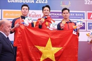 La medalla de oro para el equipo masculino de kata de karate de Vietnam (Fuente: VNA) La medalla de oro para el equipo masculino de kata de karate de Vietnam (Fuente: VNA)
