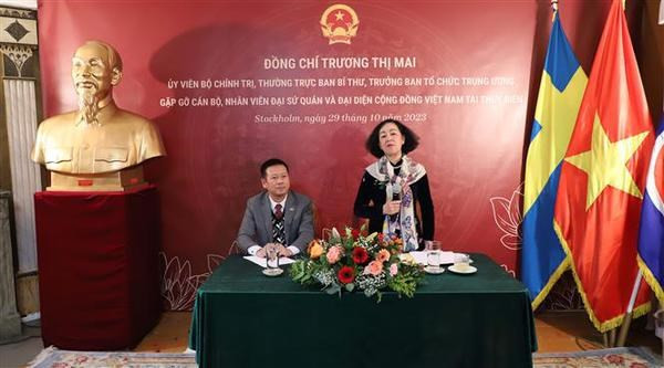 Truong Thi Mai en encuento con representantes de la comunidad vietnamita en Suecia (Foto: VNA)