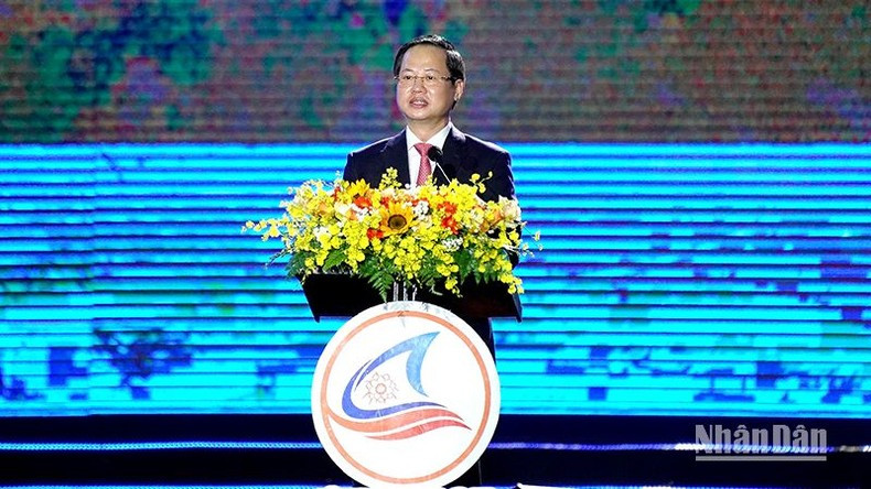 Doan Anh Dung, presidente del Comité Popular de Binh Thuan, habla en el acto de clausura del Año de Turismo Nacional 2023.