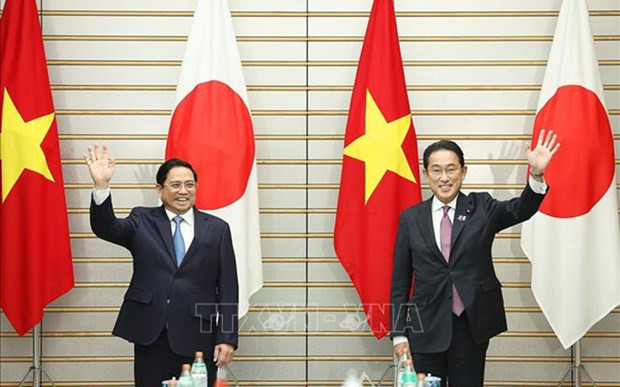 El primer ministro de Vietnam, Pham Minh Chinh, y su homólogo japonés, Kishida Fumio (Fuente: VNA)