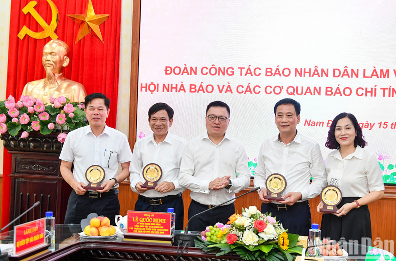 Le Quoc Minh y representantes de los órganos periodísticos de Nam Dinh. Le Quoc Minh y representantes de los órganos periodísticos de Nam Dinh.