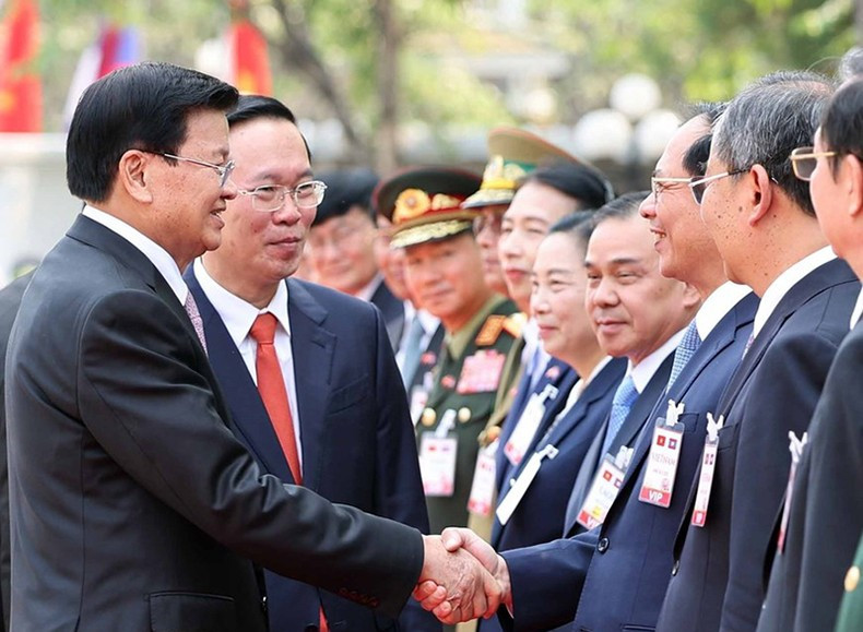 El secretario general PPRL y presidente de Laos, Thongloun Sisoulith, y miembros de la delegación vietnamita.