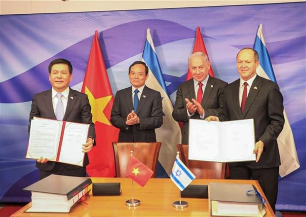 El ministro de Industria y Comercio de Vietnam, Nguyen Hong Dien, (primera persona en la izquierda) y su homólogo israelí de Economía e Industria, Nir Barkat (primera persona desde la derecha), firmaron el Tratado de Comercio Libre (TLC) entre los dos países (Fuente: VNA) El ministro de Industria y Comercio de Vietnam, Nguyen Hong Dien, (primera persona en la izquierda) y su homólogo israelí de Economía e Industria, Nir Barkat (primera persona desde la derecha), firmaron el Tratado de Comercio Libre (TLC) entre los dos países (Fuente: VNA)