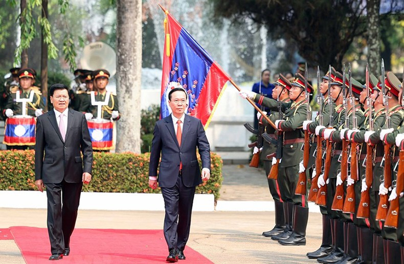 El presidente Vo Van Thuong y el secretario general PPRL y presidente de Laos, Thongloun Sisoulith, inspeccionan la guardia de honor. (Foto: VNA)