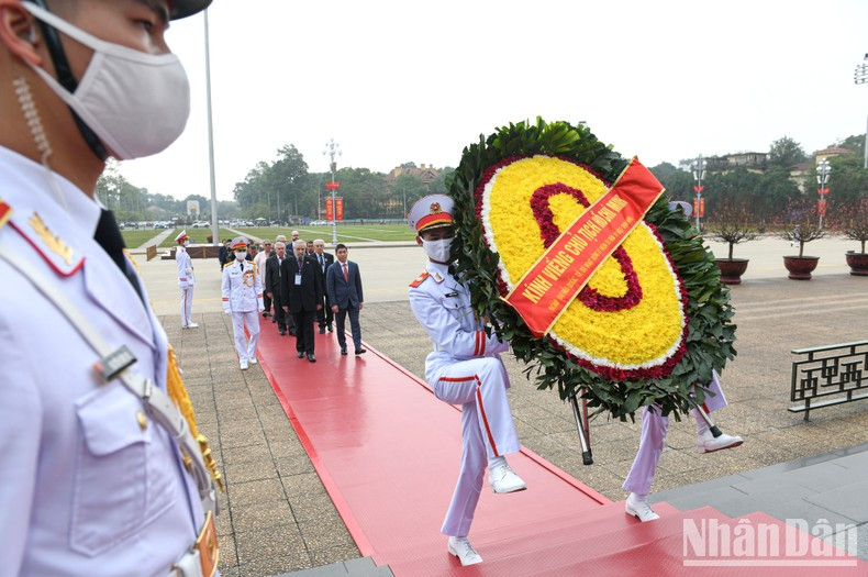 Los delegados colocaron una ofrenda floral en el Mausoleo del Héroe Nacional de Vietnam. Los delegados colocaron una ofrenda floral en el Mausoleo del Héroe Nacional de Vietnam.