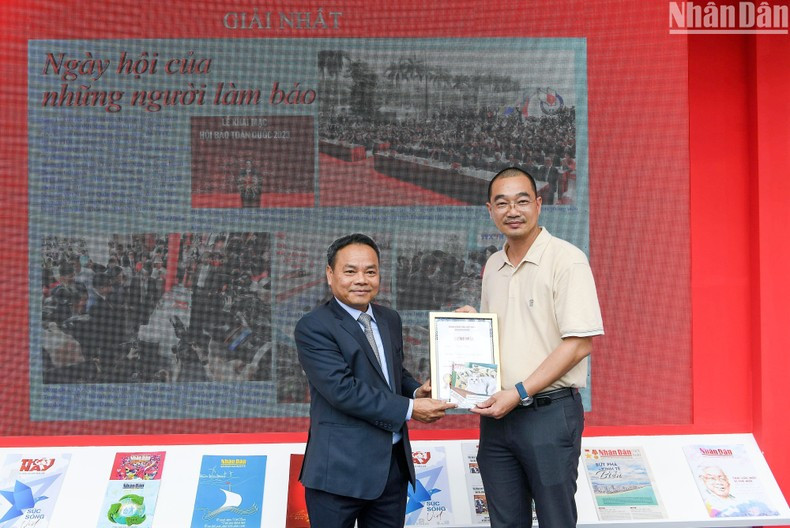 El vicepresidente-editor de Nhan Dan, Dinh Nhu Hoan entrega el primer premio.