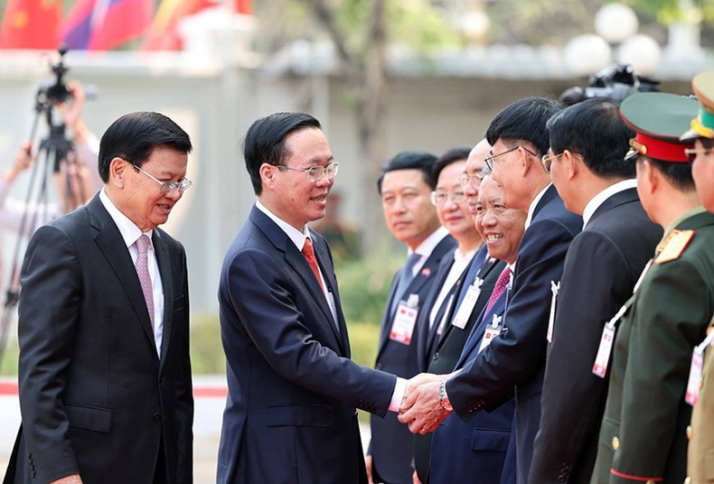 El presidente Vo Van Thuong y funcionarios laosianos.