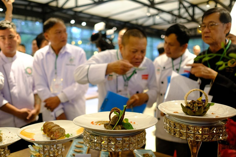 El jurado juzga los platos para otorgar premios a los mejores equipos del concurso. Foto: VNA