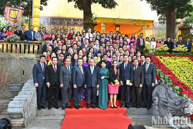 El presidente de Vietnam, Nguyen Xuan Phuc y los delegados.