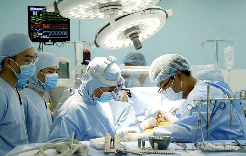 El Centro Cardiovascular del Hospital General de Can Tho operó con éxito y salvó la vida de un paciente con estenosis de tres vasos de las arterias coronarias con tipo de sangre raro mediante la técnica de transfusión de sangre inversa (noviembre de 2020). (Foto: VNA) El Centro Cardiovascular del Hospital General de Can Tho operó con éxito y salvó la vida de un paciente con estenosis de tres vasos de las arterias coronarias con tipo de sangre raro mediante la técnica de transfusión de sangre inversa (noviembre de 2020). (Foto: VNA)