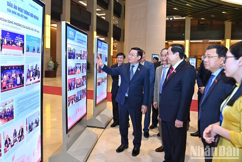 El máximo legislador Vuong Dinh Hue y los delegados visitaron la exposición sobre las labores relativas a relaciones exteriores de la AN.