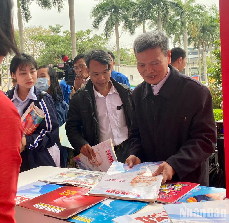 El stand de Nhan Dan recibe una gran cantidad de lectores interesados en las tendencias del periodismo contemporáneo. Muchos buscan las ediciones especiales del rotativo.