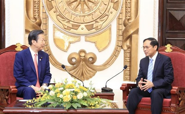 El ministro de Relaciones Exteriores, Bui Thanh Son, (derecha) recibe a Yamaguchi Natsuo, presidente del Partido japonés de Komeito, quien realizó una visita a Vietnam, del 19 al 23 de agosto.