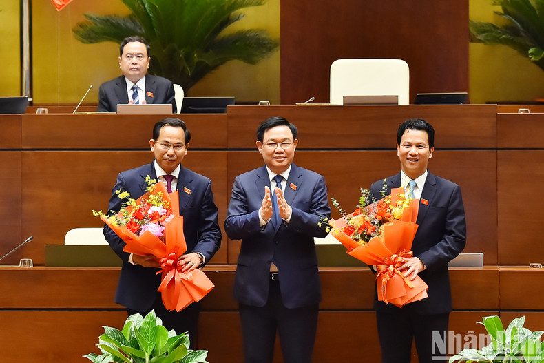 El presidente de la Asamblea Nacional, Vuong Dinh Hue, felicitó al nuevo jefe de la Comisión de Finanzas y Presupuesto del Parlamento de la XV legislatura, Le Quang Manh (izquierda) y al nuevo ministro de Recursos Naturales y Medio Ambiente, Dang Quoc Khanh (derecha), mandato 2021-2026. El presidente de la Asamblea Nacional, Vuong Dinh Hue, felicitó al nuevo jefe de la Comisión de Finanzas y Presupuesto del Parlamento de la XV legislatura, Le Quang Manh (izquierda) y al nuevo ministro de Recursos Naturales y Medio Ambiente, Dang Quoc Khanh (derecha), mandato 2021-2026.