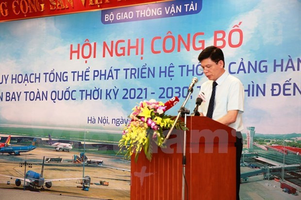 El viceministro de Transporte Le Anh Tuan interviene en la ceremonia de anuncio d la planificación integral de desarrollo del sistema aeroportuario nacional para el período 2021-2030, con una visión a 2050. (Foto: VNA)