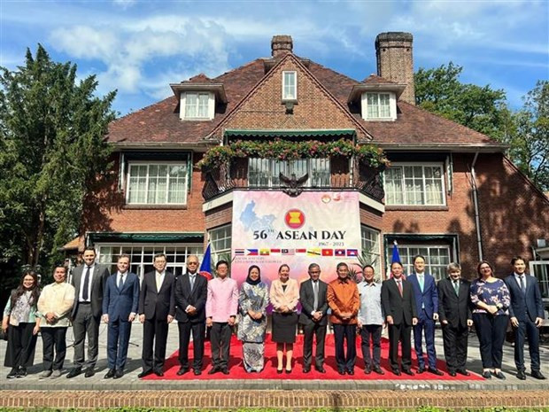 Los embajadores de los países de la Asean en Países Bajos y Bruselas y representantes de los socios de la Asean y las organizaciones internacionales con sede en Países Bajos toman fotos de recuerdo. (Foto: VNA) Los embajadores de los países de la Asean en Países Bajos y Bruselas y representantes de los socios de la Asean y las organizaciones internacionales con sede en Países Bajos toman fotos de recuerdo. (Foto: VNA)