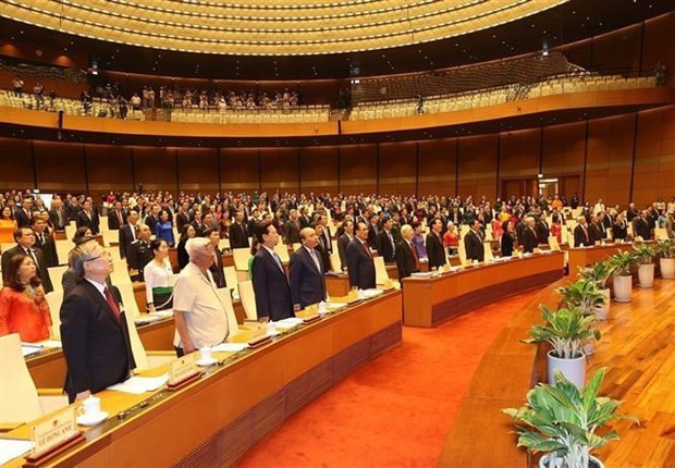 Dirigentes y exdirigentes del Partido, Estado y Asamblea Nacional, y diputados asisten al acto de izamiento de bandera. (Foto: VNA) Dirigentes y exdirigentes del Partido, Estado y Asamblea Nacional, y diputados asisten al acto de izamiento de bandera. (Foto: VNA)