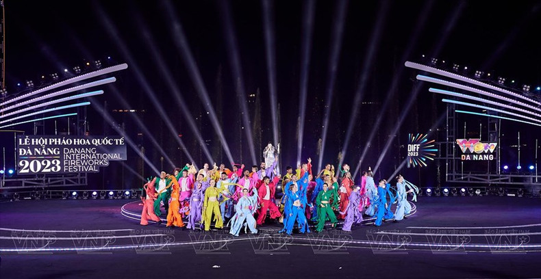 Además de los fuegos artificiales, en la cuarta noche de presentación de DIFF 2023, se llevaron a cabo numerosas actuaciones artísticas explosivas. (Revista Ilustrada Vietnam)