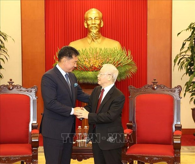 El secretario general del Partido Comunista de Vietnam (PCV), Nguyen Phu Trong (derecha), y el presidente de Mongolia, Ukhnaagiin Khürelsükh. (Foto: VNA)