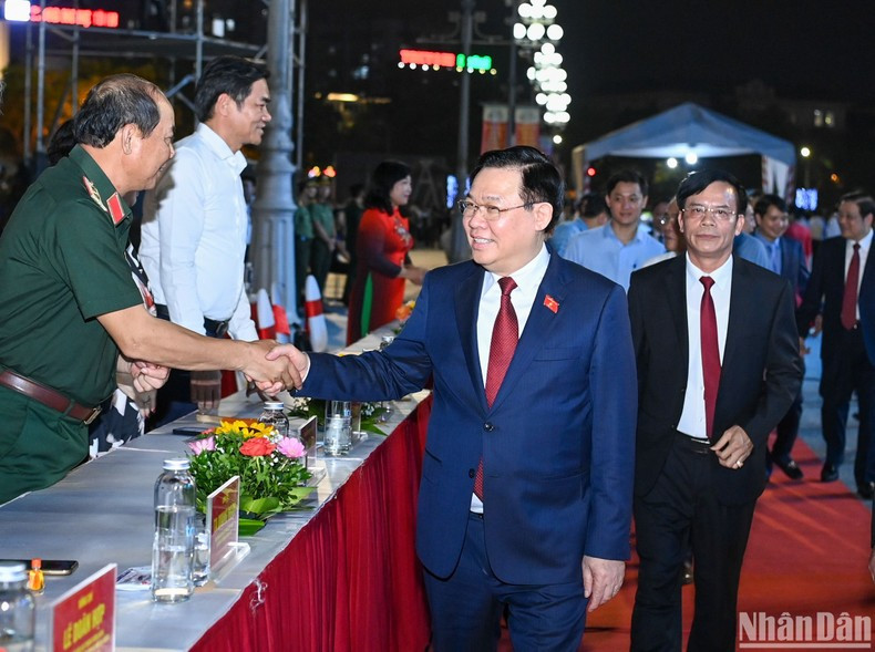El máximo legislador Vuong Dinh Hue y los delegados acuden al evento. El máximo legislador Vuong Dinh Hue y los delegados acuden al evento.