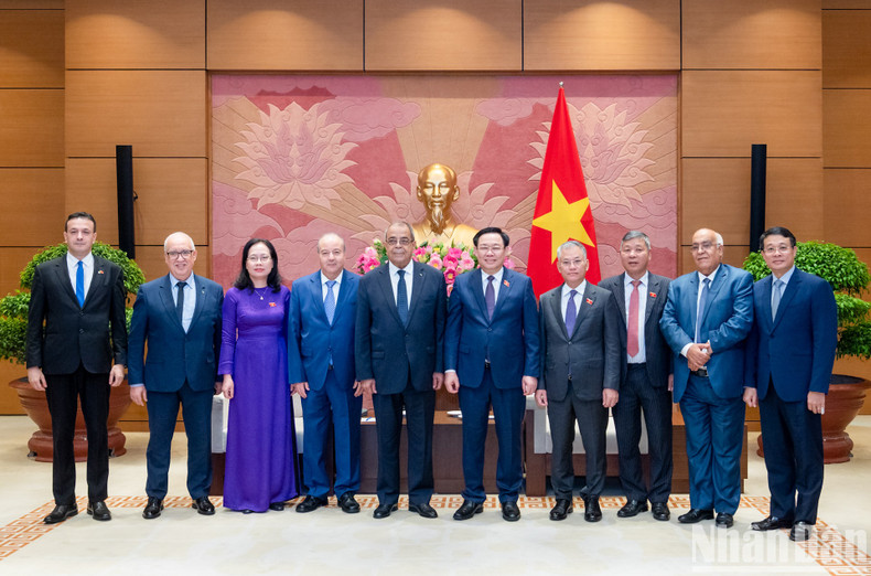 Posan para una foto en la reunión.