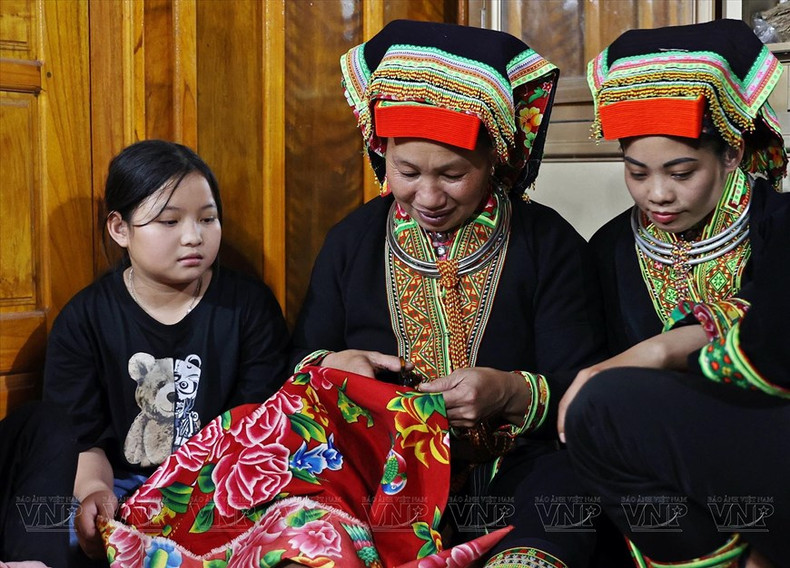 Los trajes tradicionales de la gente de Dao Lo Gang suelen tener cinco colores básicos, de los cuales el color principal es el rojo (Fuente:VNA)