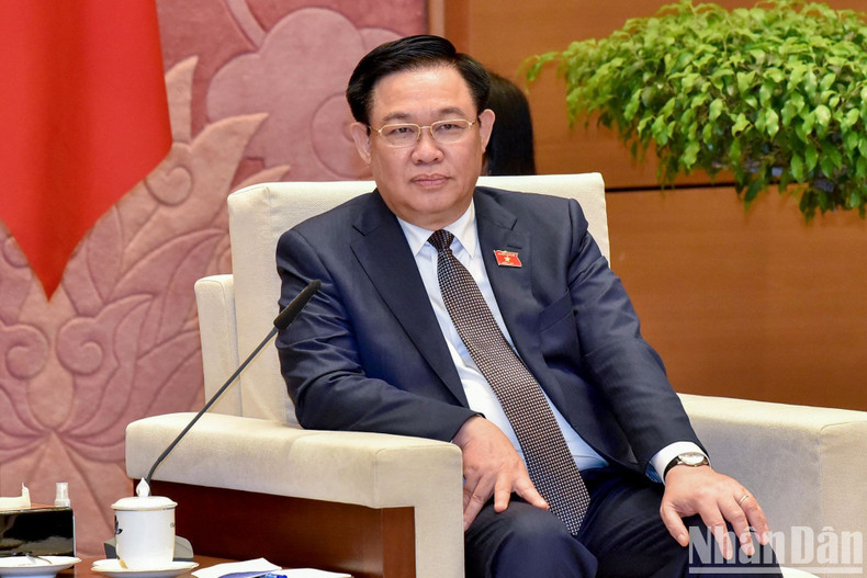 Dinh Hue propone que el Grupo SK continúe promoviendo la cooperación con el país indochino en el proceso de transición energética y la implementación de una hoja de ruta de reducción de las emisiones de carbono para alcanzar el objetivo de cero emisiones netas para 2050. Dinh Hue propone que el Grupo SK continúe promoviendo la cooperación con el país indochino en el proceso de transición energética y la implementación de una hoja de ruta de reducción de las emisiones de carbono para alcanzar el objetivo de cero emisiones netas para 2050.
