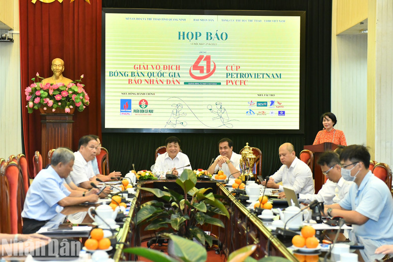 Representantes de los medios periodísticos participan en la rueda de prensa. Representantes de los medios periodísticos participan en la rueda de prensa.