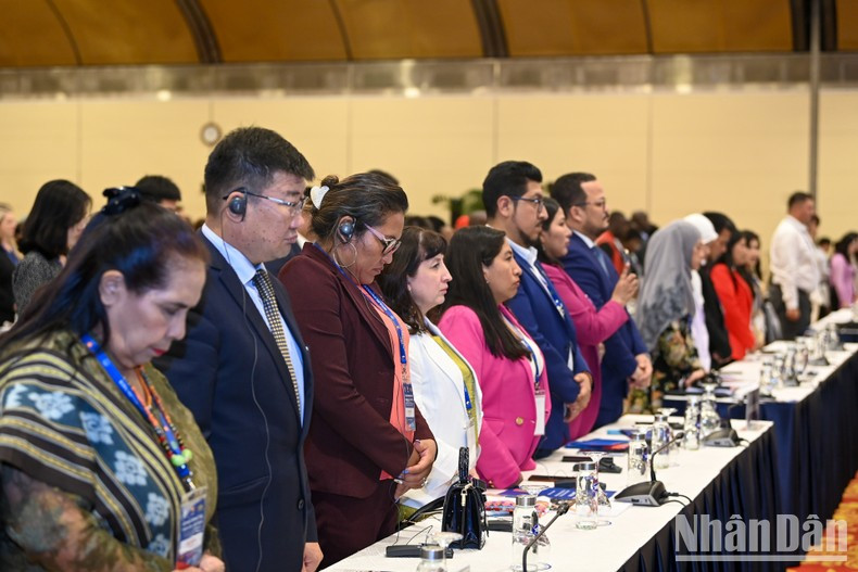 Los delegados guardan un minuto de silencio en homenaje a las víctimas en los incidentes ocurridos en Vietnam, Marruecos y Libia. Los delegados guardan un minuto de silencio en homenaje a las víctimas en los incidentes ocurridos en Vietnam, Marruecos y Libia.