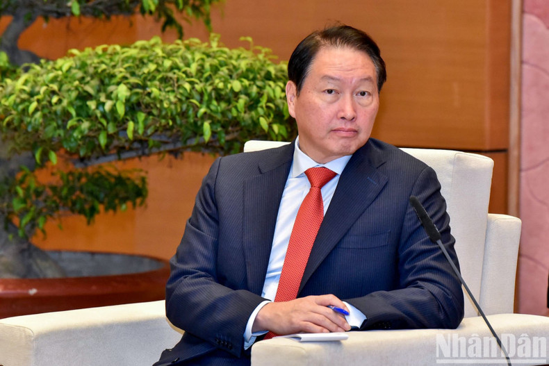 Chey Tae-won, por su parte, destaca que SK actualmente posee muchas tecnologías y subsidiarias relacionadas con el campo de la tecnología verde, porque está dispuesto a cooperar con socios vietnamitas en la conversión de la energía verde, a fin de ayudar a este país a promover su potencial y proactividad en la producción energética. Chey Tae-won, por su parte, destaca que SK actualmente posee muchas tecnologías y subsidiarias relacionadas con el campo de la tecnología verde, porque está dispuesto a cooperar con socios vietnamitas en la conversión de la energía verde, a fin de ayudar a este país a promover su potencial y proactividad en la producción energética.