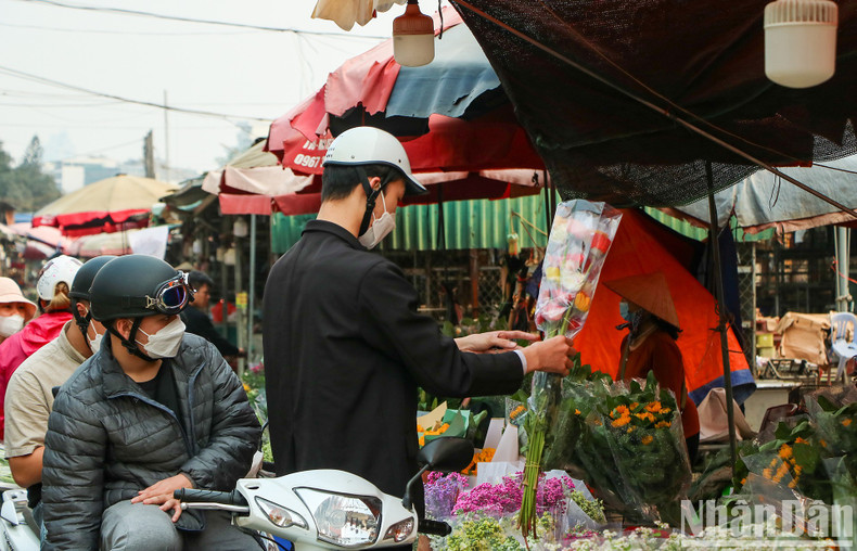 Bullicioso mercado de flores de Hanói por Día Internacional de la Mujer ảnh 11