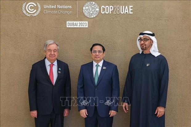 El presidente de los Emiratos Árabes Unidos, Sheikh Mohamed bin Zayed Al Nahyan, y el secretario general de las Naciones Unidas, Antonio Guterres, dieron la bienvenida al primer ministro Pham Minh Chinh. (Foto: VNA)